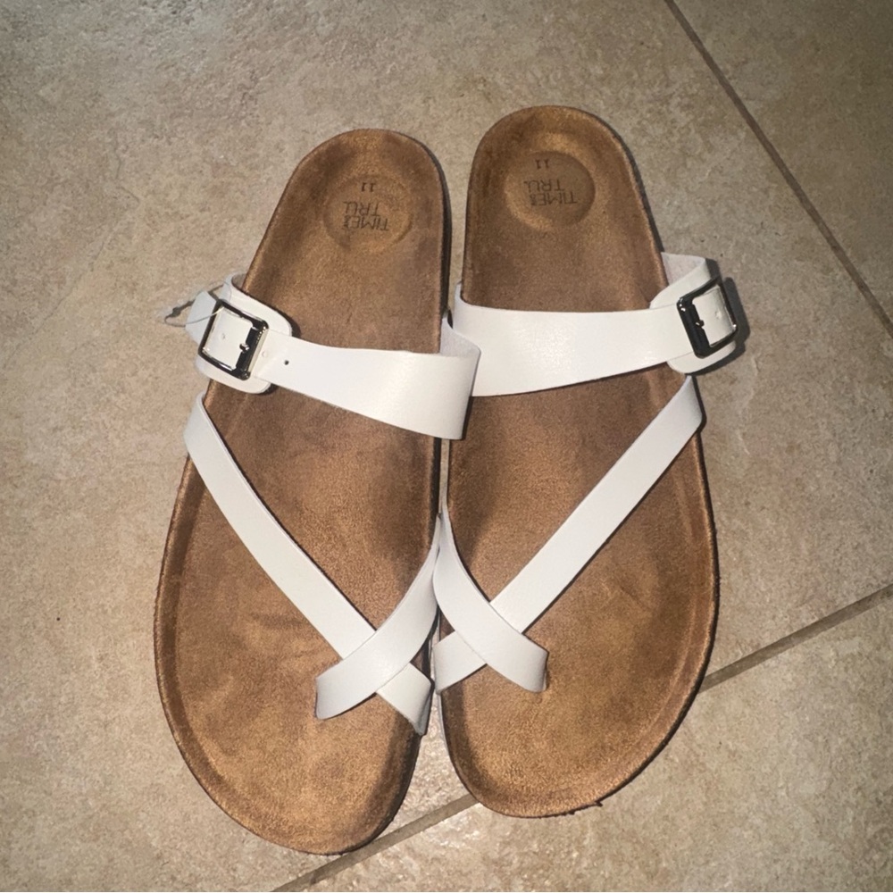 New Time And Tru Womens White Adjustable Buckle Strap Slip On Sandals Size 11